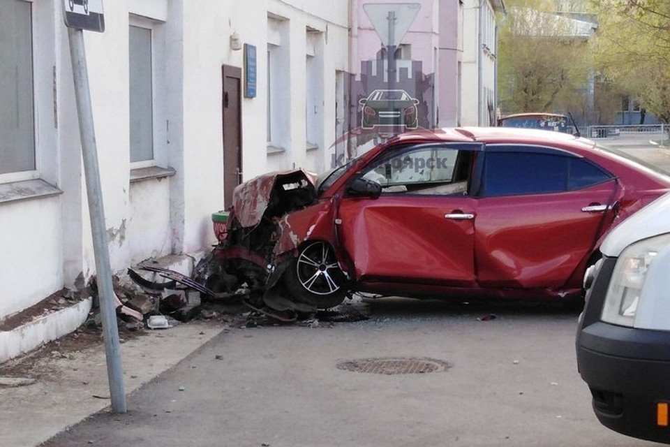 В Красноярске иномарка врезалась в стену жилого дома: есть жертвы. Фото "ЧП-Красноярск"