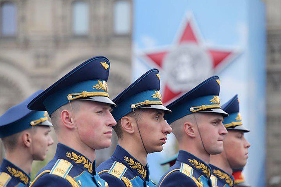 Торжественное шествие колонн военнослужащих и курсантов началось на Красной площади в честь Дня Победы. Фото: скрин с видео