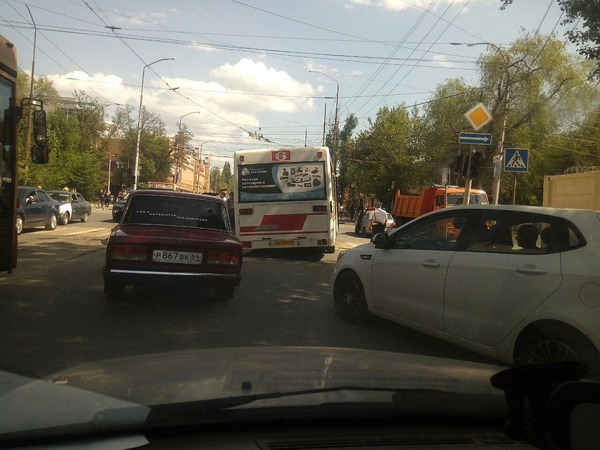 Автобус провалился в яму на Астраханской. Фото Алексея Молчанова