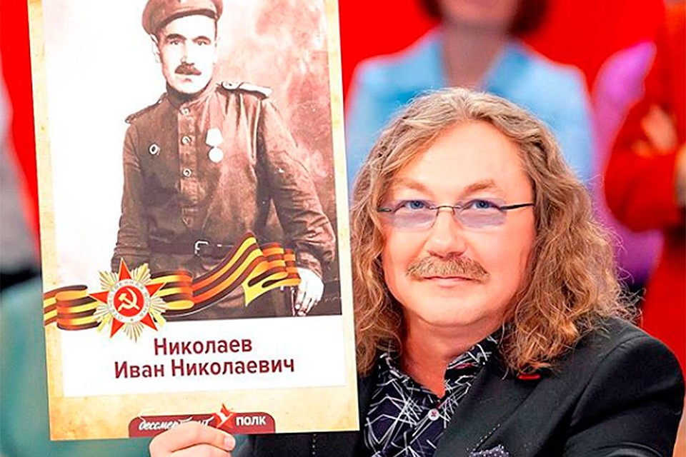 Игорь Николаев с портретом деда-фронтовика. Фото: Личный архив