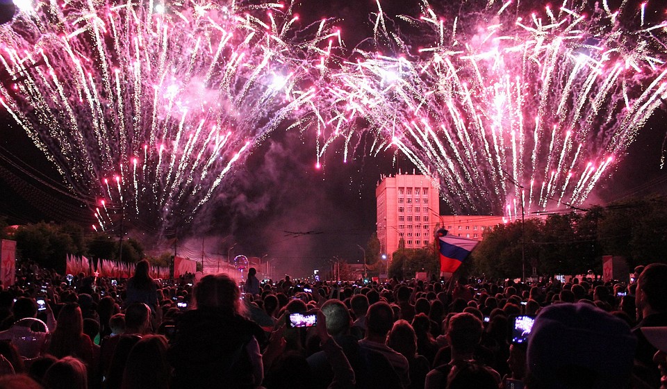 На площади выключили свет, но во время залпов фейерверка было светло, как днем