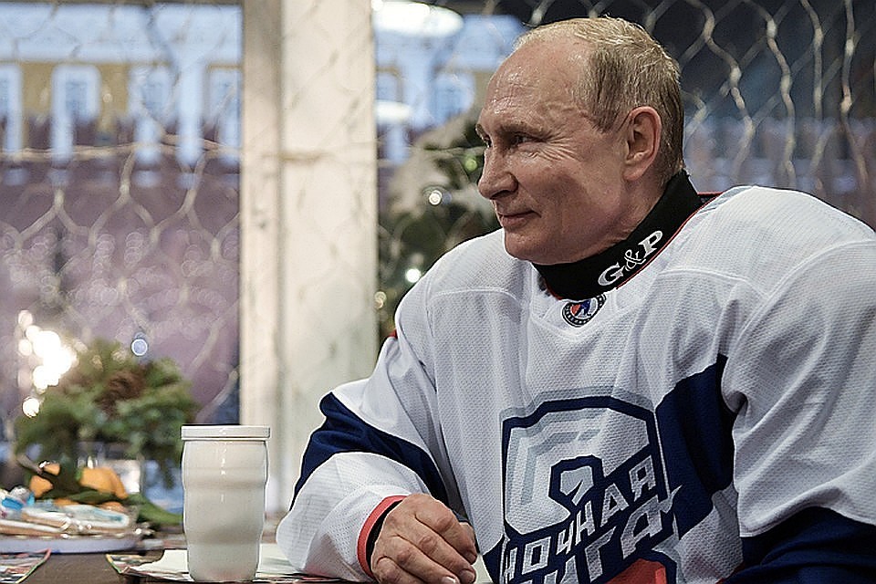 Президент России Владимир Путин вышел на лед хоккейной арены в Сочи,