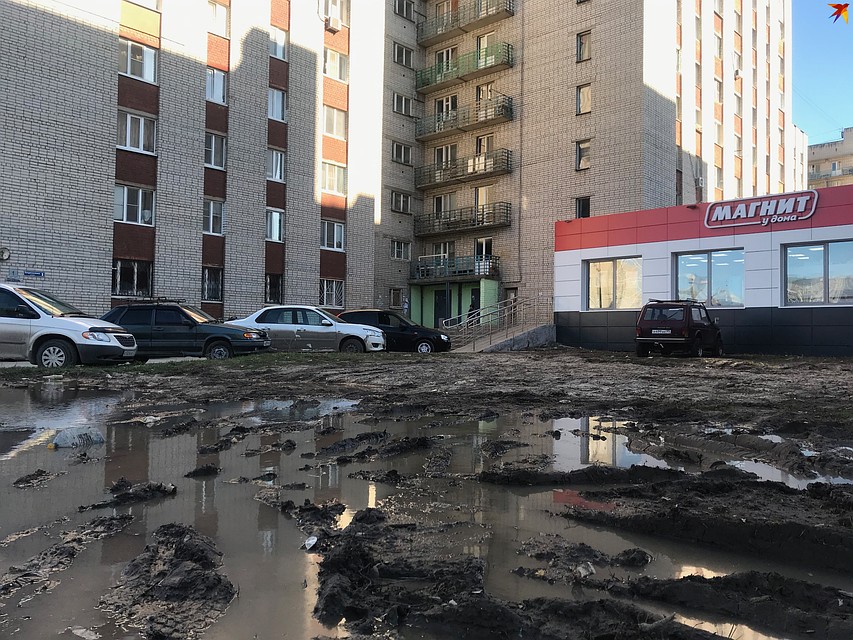 За годы управления «ТеплоСтройИнвеста» дворовая территория превратилась в зону «боевых действий».
