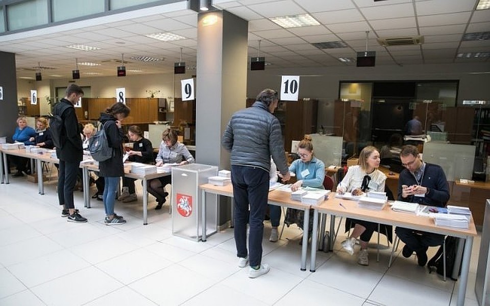 В Литве проходят президентские выборы и два референдума. Фото: Delfi, Andrius Ufartas
