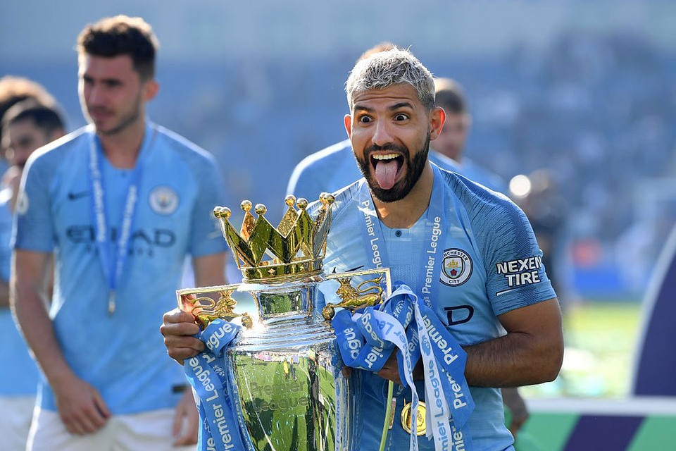 Главный бомбардир «Сити» Серхио Агуэро с трофеем. Фото: twitter.com/ManCity