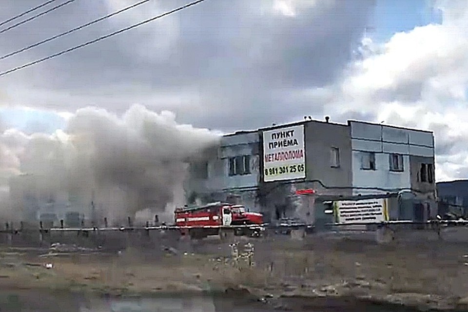 В Мурманске на улице Подгорной произошел небольшой пожар возле местного предприятия. Фото: Михаил Чичков