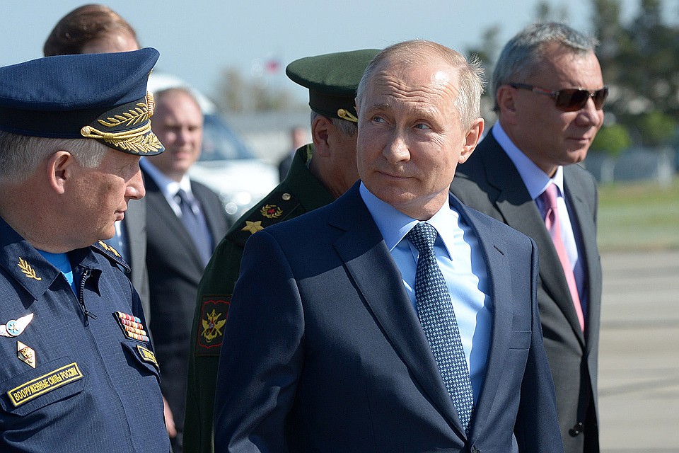 Ахтубинск. Президент России Владимир Путин во время посещения 929-го Государственного летно-испытательного центра имени В.П. Чкалова. Фото Алексей Никольский/пресс-служба президента РФ/ТАСС