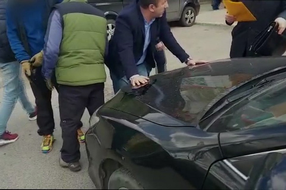 В Красноярске задержали подозреваемого в мошенничестве адвоката. Стоп-кадр видео