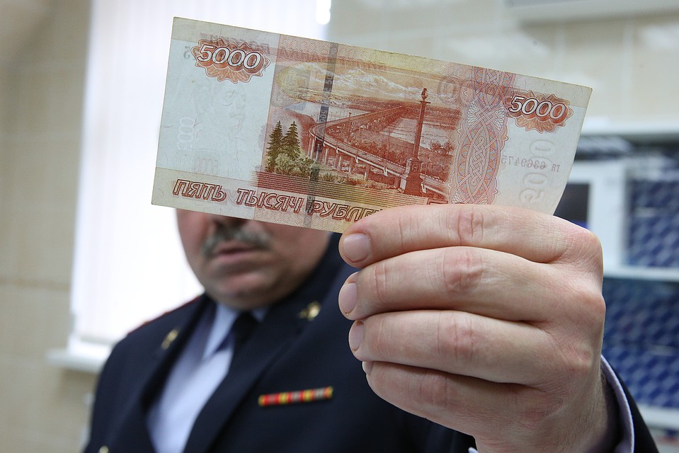 Полицейский зарабатывал на личных данных россиян