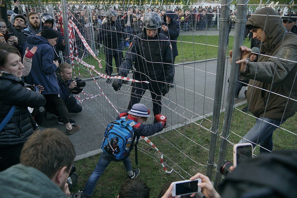 В Екатеринбурге продолжается конфликт вокруг строительства храма на месте сквера у Драмтеатра.