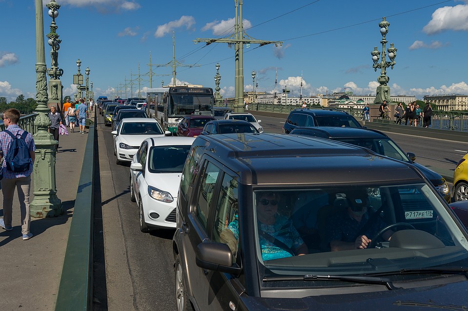 Автомобилисты жалуются на большие пробки в центре Петербурга