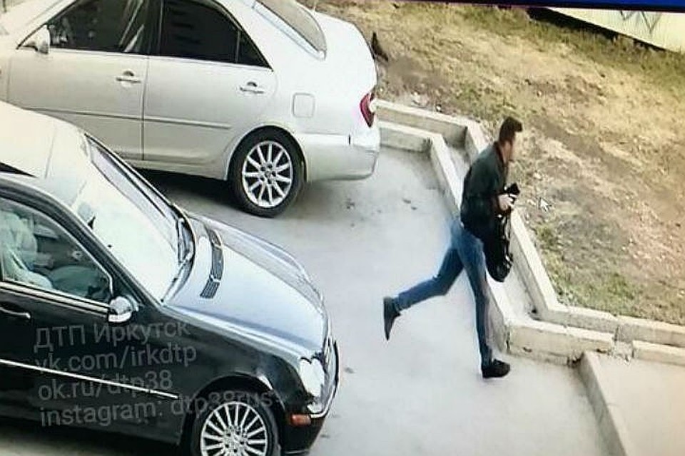Виновник ДТП бросает машину и сбегает. Фото: ГУ МВД России по Иркутской области.