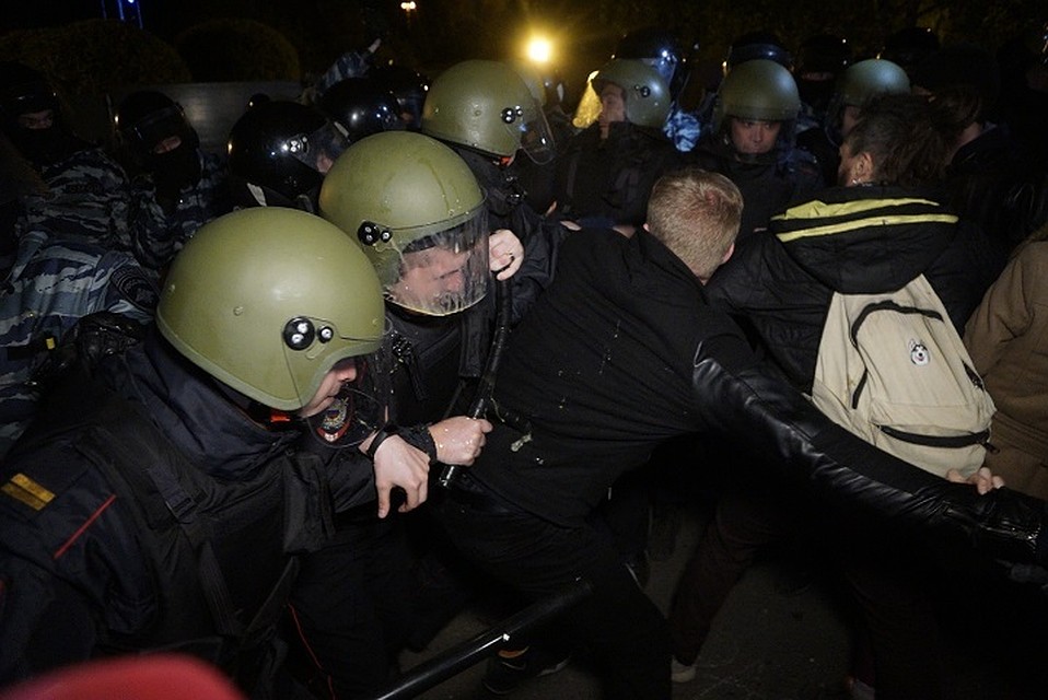 Противостояние перешло в активную стадию: ответ ОМОН на кидания яйцами