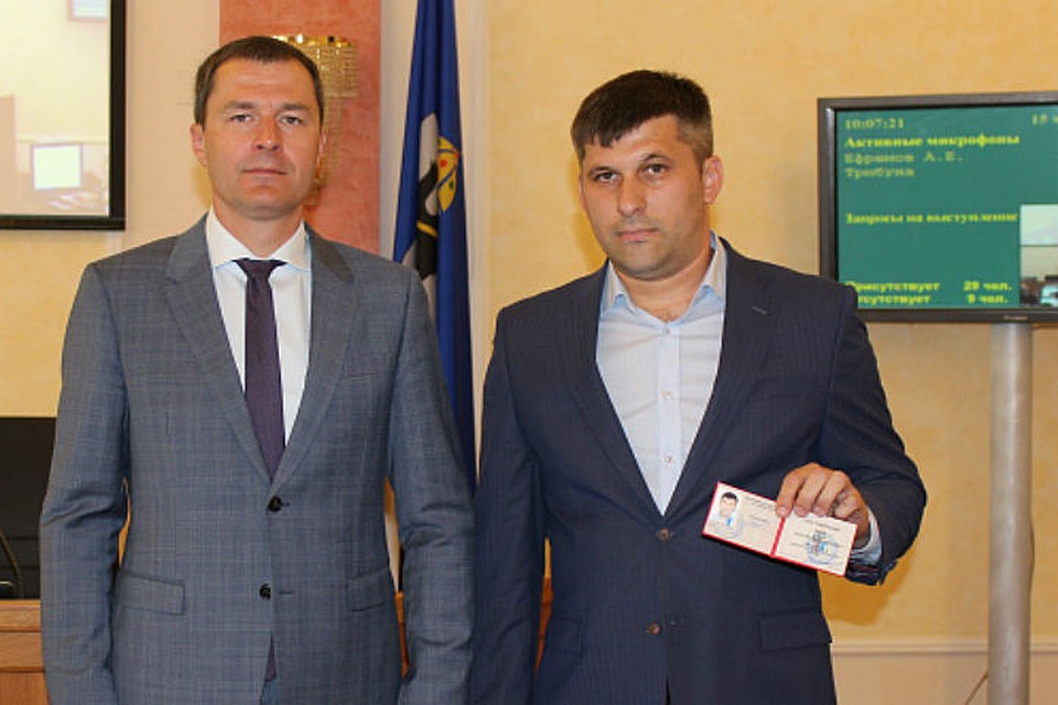 Корочки Сергею Зубову вручил мэр Ярославля Владимир Волков. Фото: муниципалитет Ярославля.