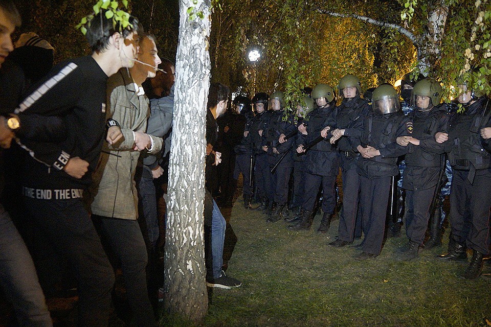 Вечернее противостояние в Екатеринбурге на месте намеченного строительства.