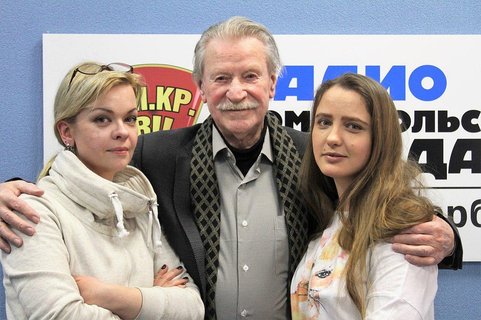 Актер Иван Краско с бывшими женами Натальей Вяль (слева) и Натальей Шевель на радио `Комсомольская правда-Санкт-Петербург`.