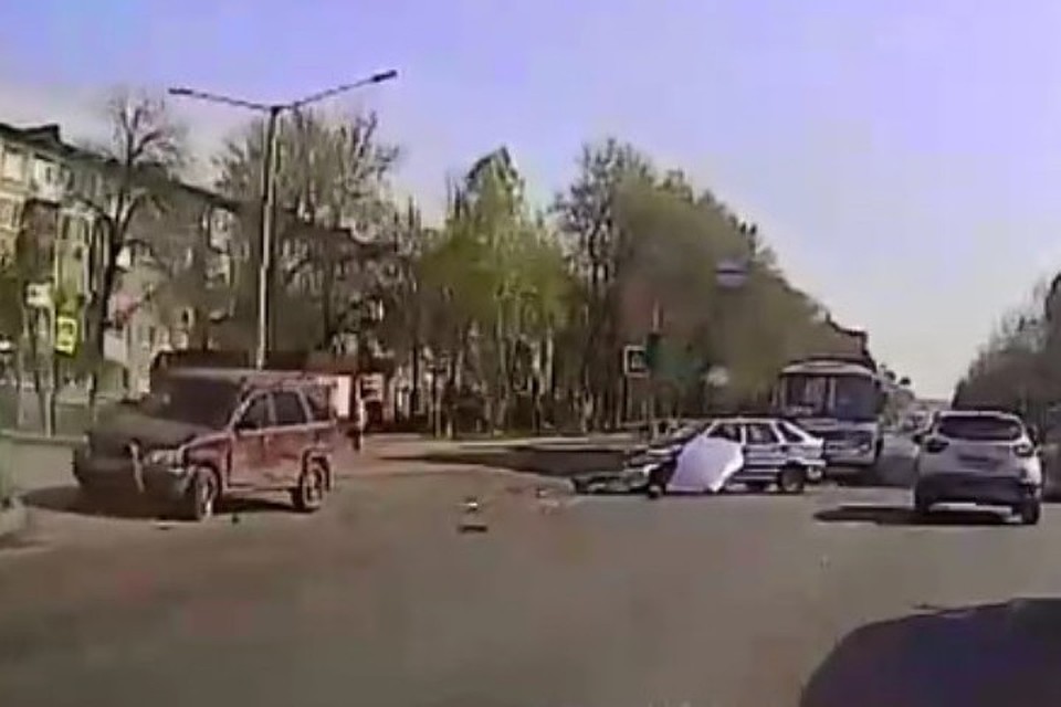 Автомобиль Росгвардии столкнулся с иномаркой в Новокузнецке. ФОТО: кадр видео vk.com, "ДТП Новокузнецка"