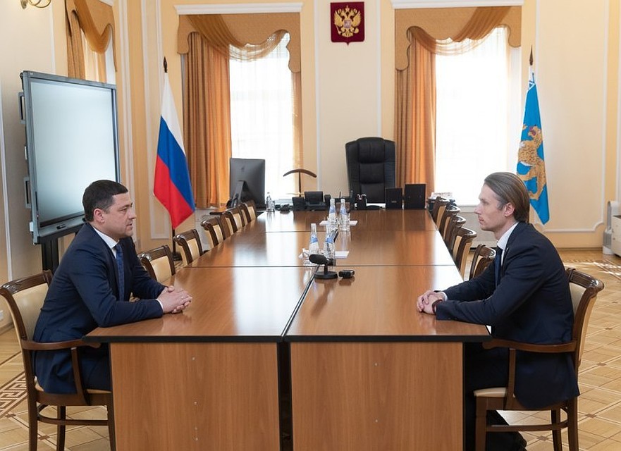 Михаил Ведерников предложил финалисту конкурса «Лидер года» работу в администрации Псковской области. Фото: АПО