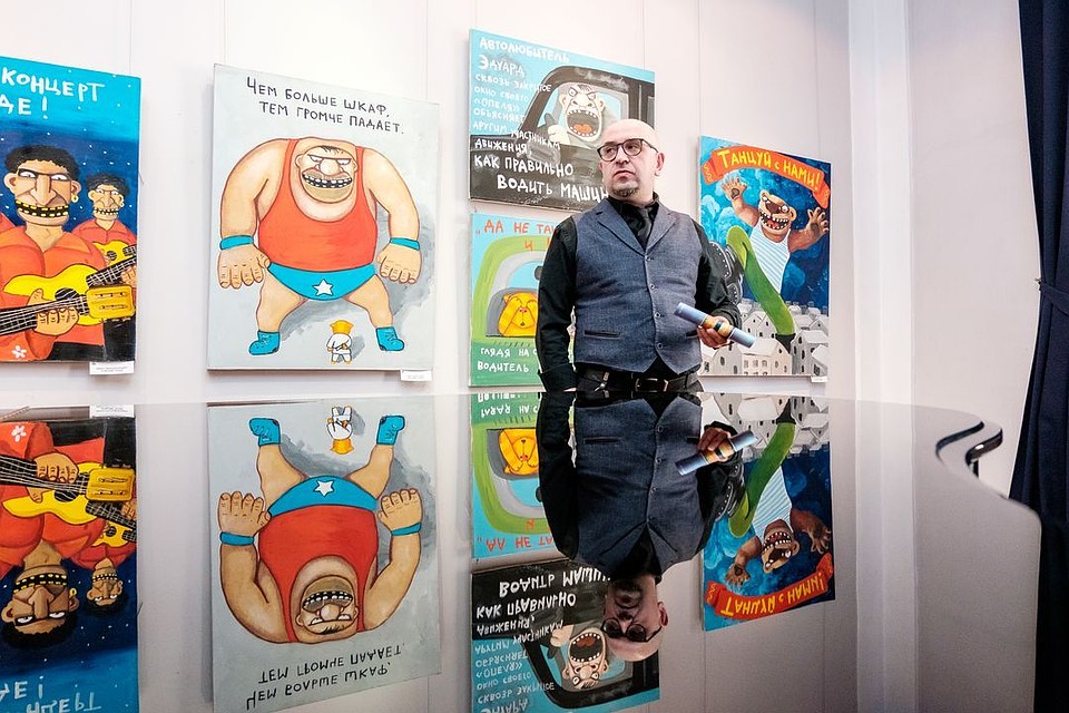 Вася Ложкин говорит, что персонажи картин берет из своего подсознания.