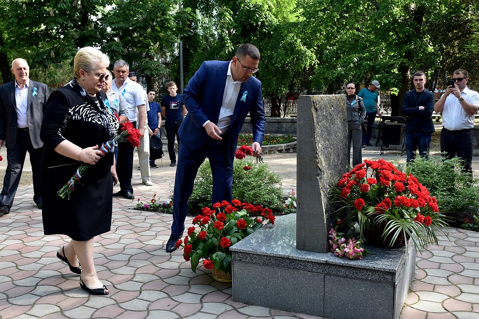 В траурном мероприятии приняли участие глава администрации Симферополя, депутаты Госсовета и крымские татары