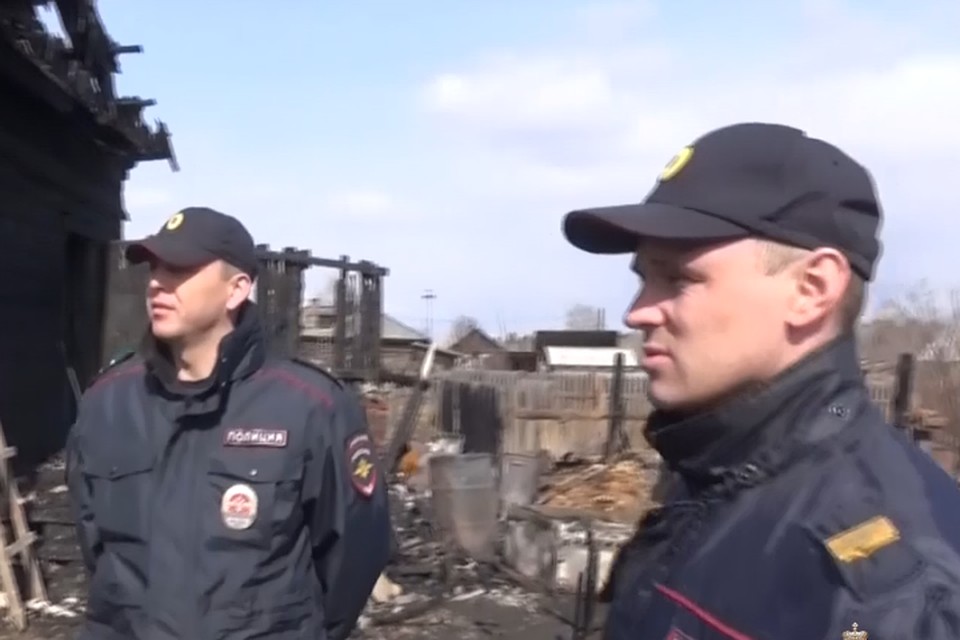 Ангарские полицейские спасли четверых жильцов из горящего дома. Фото: ГУ МВД России.
