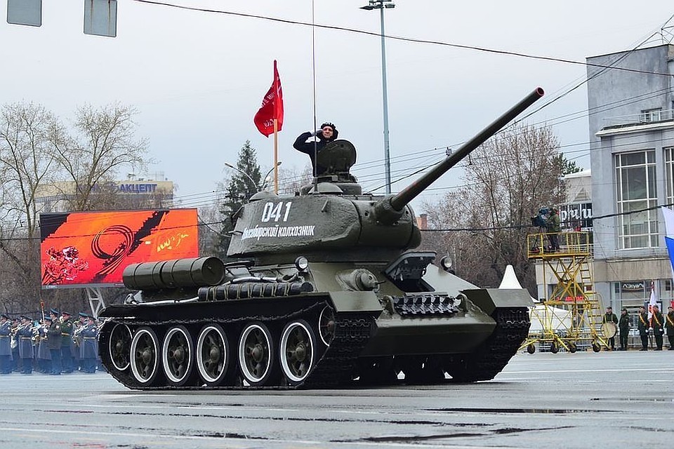 В Новосибирске чтут память предков, победивших в Великой Отечественной войне. Даже на Параде Победы первым из техники едет легендарный танк Т-54.