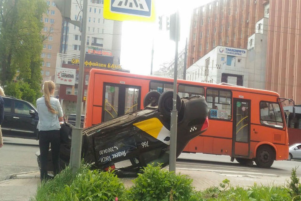 Серьезная авария в центре Нижнего Новгорода: «Такси-перевертыш» напугало нижегородцев.