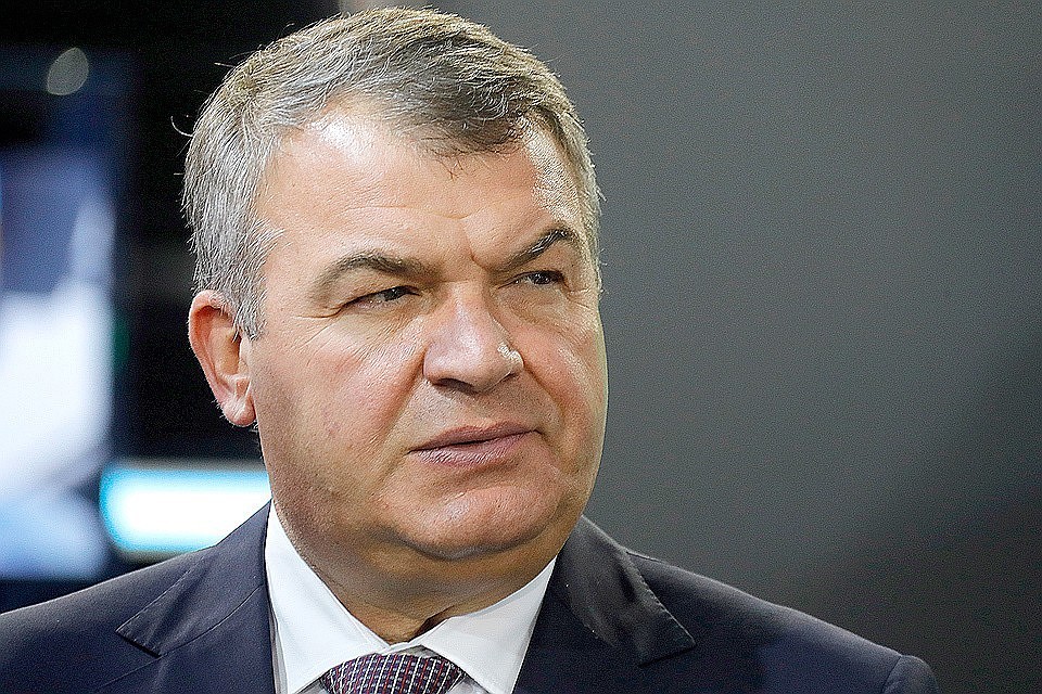 Вместо старого прозвища "министр Табуреткин", теперь у Сердюкова, вероятно, будет новое "министр Этажеркин". Фото: Михаил Метцель/ТАСС