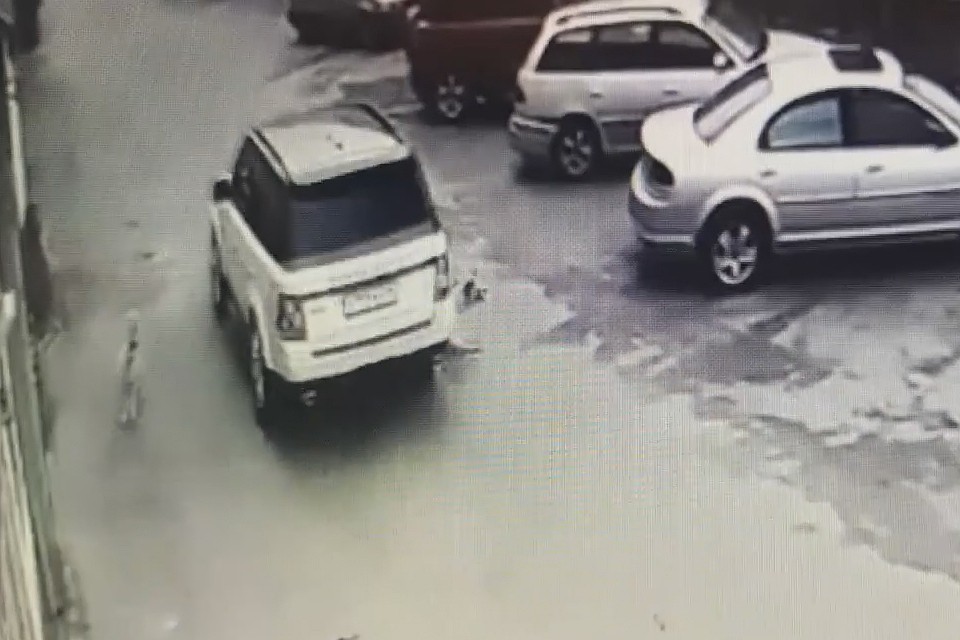 Наезд белого внедорожника на Алтая попал на камеры видеонаблюдения. Фото: соцсети