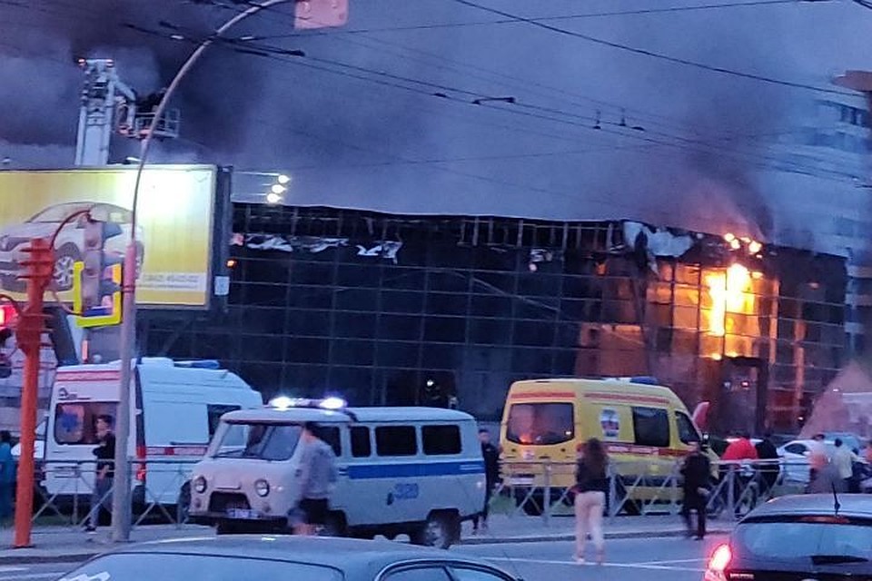Площадь пожара в кемеровском автосалоне составила 4000 квадратов. ФОТО: Александр Кудрявцев.