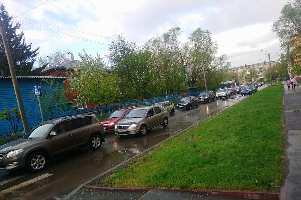 На некоторых участках скорость движения потока машин составляет не больше семи километров в час