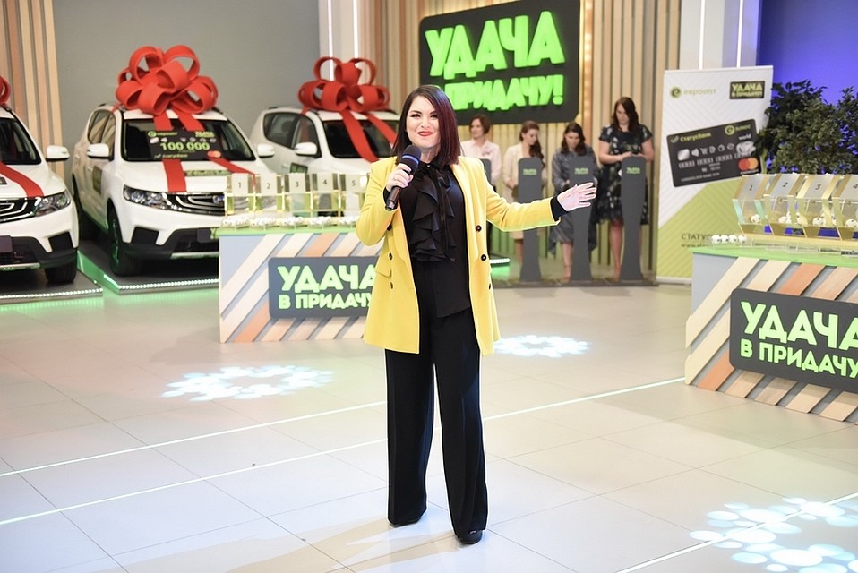 Определить победителя помогла певица Гюнешь.