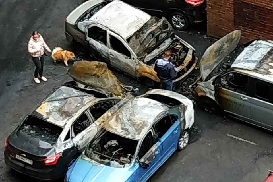 В Петербурге ночью сгорели пять машин, четыре из них на проспекте Ударников