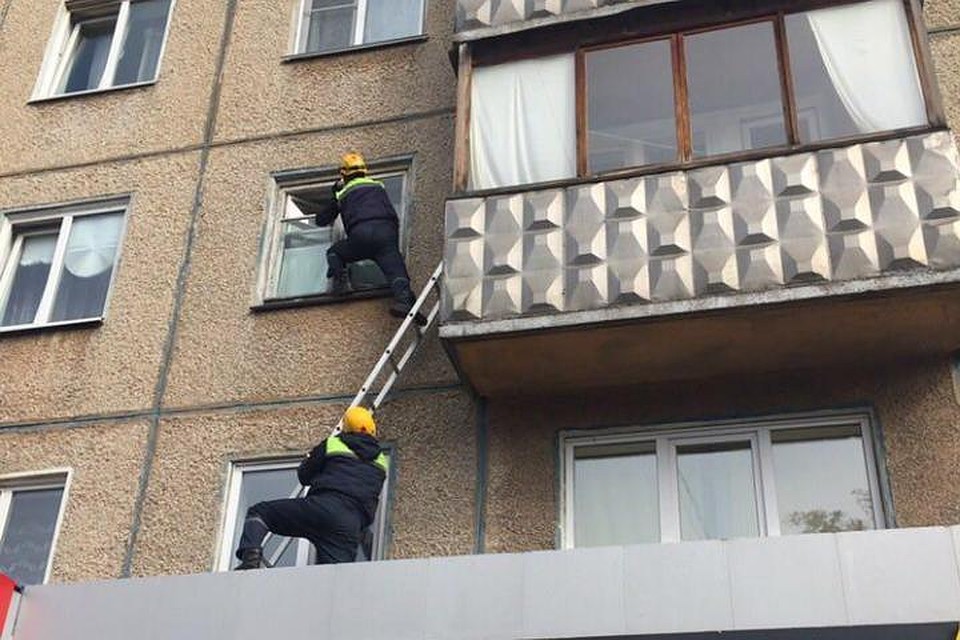 С помощью штурмовой лестницы спасатели поднялись до второго этажа, через окно попали внутрь квартиры Фото: администрация Кемерова