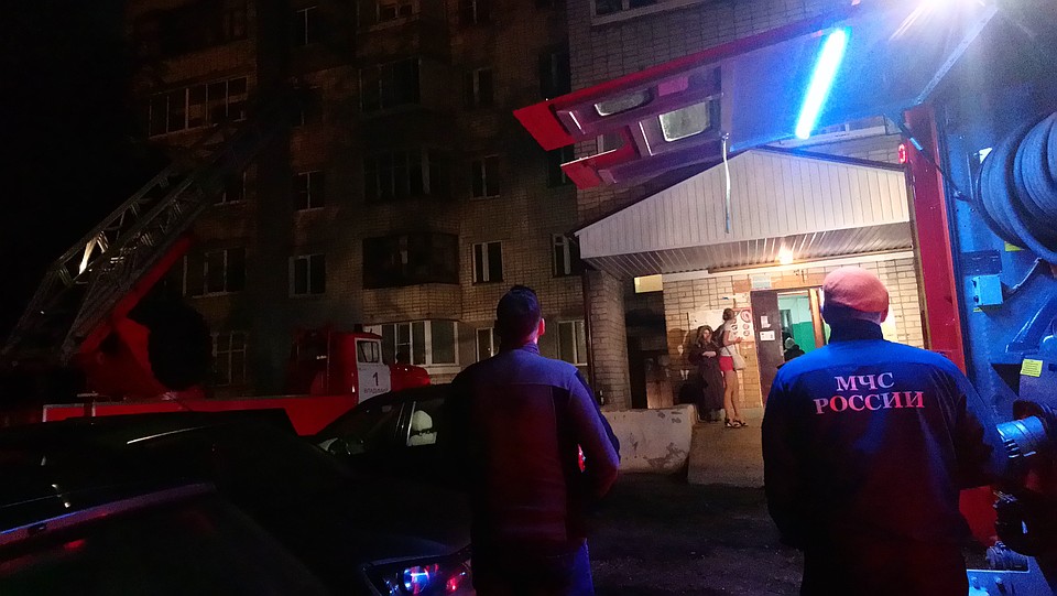 Спасатели вывели жителей дома на улицу