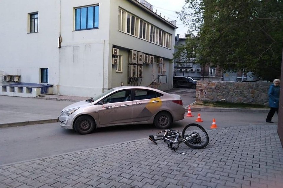 Подросток попал под автомобиль такси.