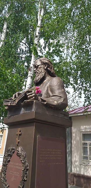 Бетонный памятник стал разрушаться