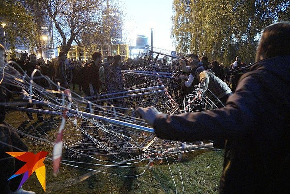Протестующие выступают против возведения собора на месте сквера
