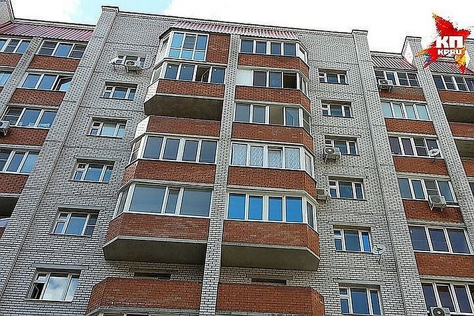 Бабушку пришлось вызволять с балкона с помощью пожарной лестницы.
