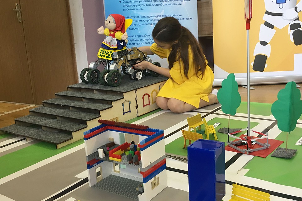 На первый взгляд, кажется, что девочка играет в куклы. На самом деле, она мастерит робота и программирует его.