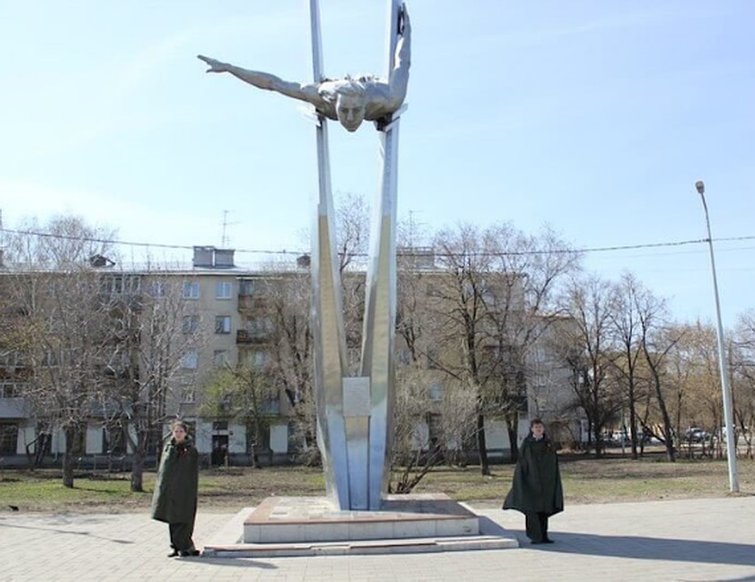 Монумент находится на пересечении улиц Революционной и Аэродромной