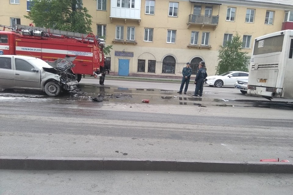 Легковушка и автобус с 15 пассажирами столкнулись в Кузбасском городе. ФОТО: vk.com, "Типичное Белово", Илана Крюкова.