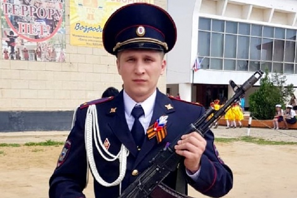 Полицейские о своем поступке никому не рассказал.