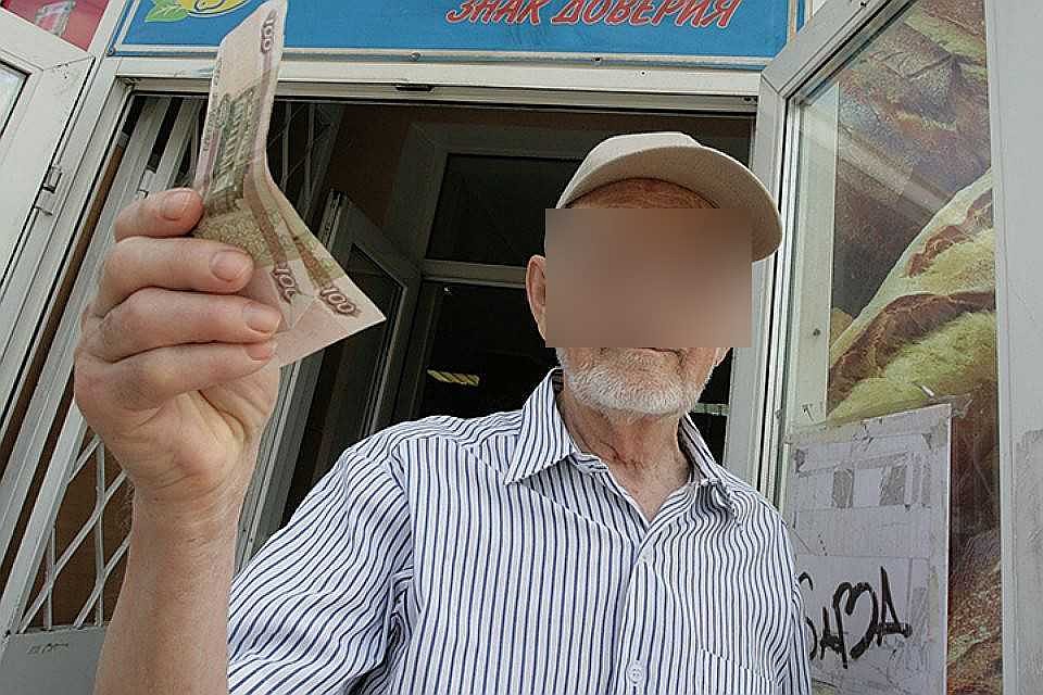 Ему не хватает на жизнь - на лекарства, ЖКХ и еду.
