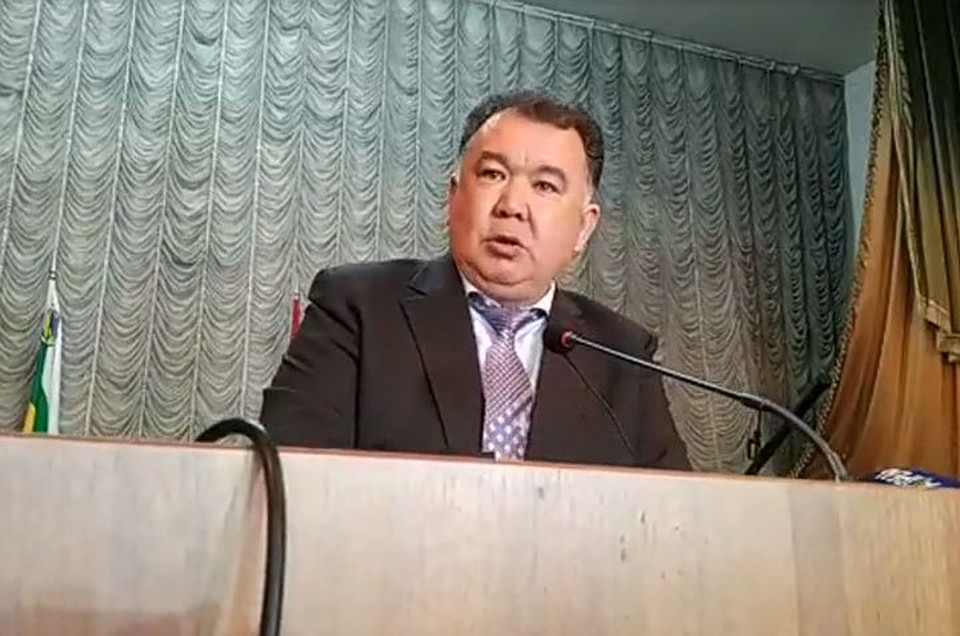 Чиновник все-таки вышел к представителям СМИ, но его ответами журналисты остались недовольны.