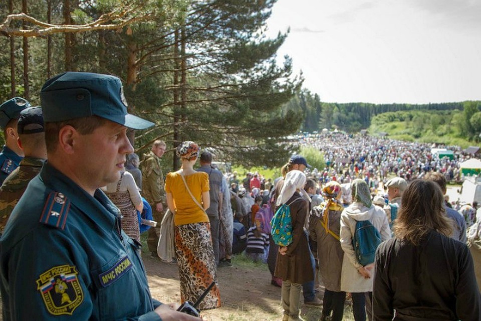 Сотрудники МЧС помогали участникам крестного хода преодолеть самые трудные участки пути. Фото: 43.mchs.gov.ru