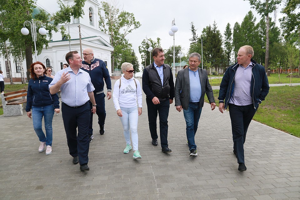 Депутаты Госдумы прогулялись по Нагорному парку Барнаула