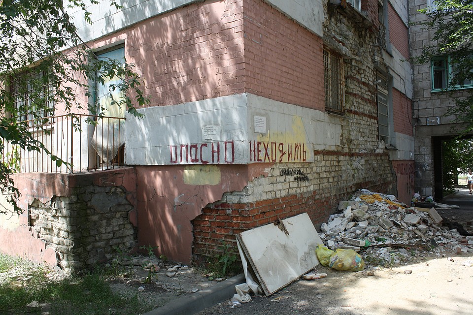 Так выглядит торец дома на Дегтярева, 4а. Стена грозит вот-вот рухнуть.