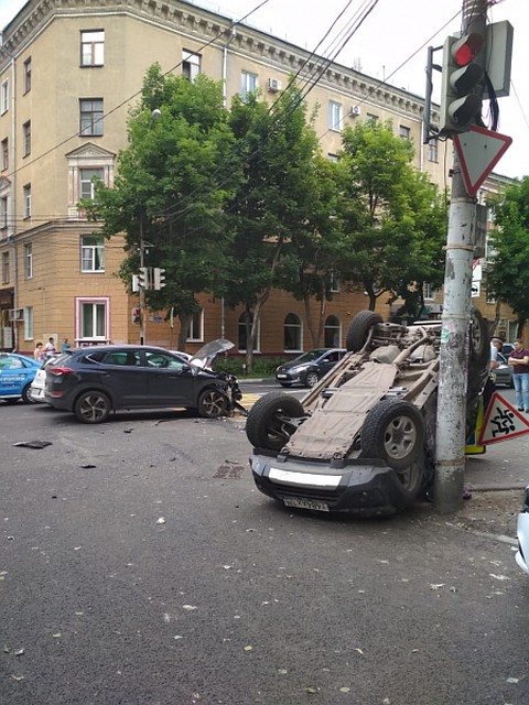 "Сузуки" встала на крышу рядом со столбом.