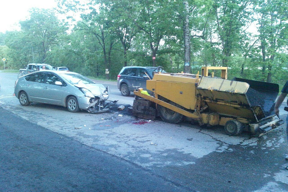 Toyota Prius врезалась в асфальтоукладчик в Хабаровске, есть пострадавший